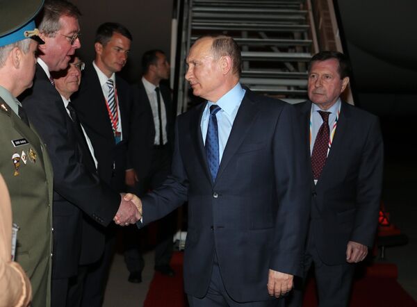 Президент РФ Владимир Путин во время встречи в аэропорту Гамбурга, куда он прибыл для участия в саммите лидеров государств Группы двадцати G20