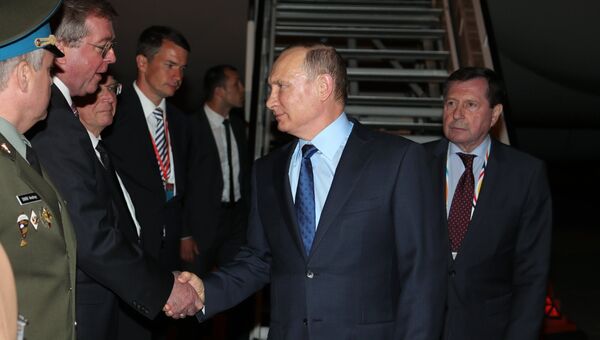 Президент РФ Владимир Путин во время встречи в аэропорту Гамбурга, куда он прибыл для участия в саммите лидеров государств Группы двадцати G20