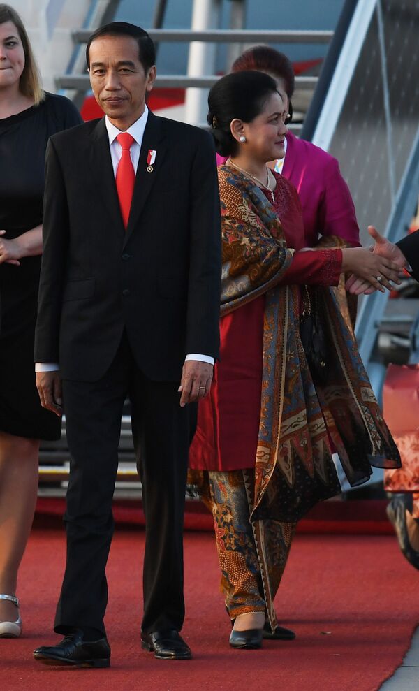 Президент Республики Индонезии Джоко Видодо с супругой Ирианой в аэропорту Гамбурга