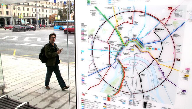 Схема маршрутов нового магистрального городского транспорта на остановке в центре Москвы
