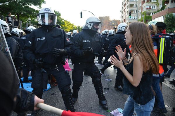 Сотрудники правоохранительных органов во время акции протеста в преддверии саммита G20 в Гамбурге