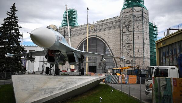 Истребитель Су-27 возле павильона № 32 Космос во время проведения работ по реконструкции ВДНХ