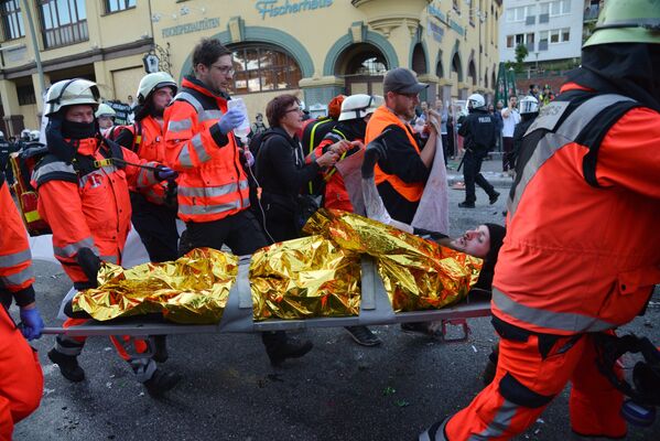 Спасатели помогают участнику акции протеста в преддверии саммита G20 в Гамбурге