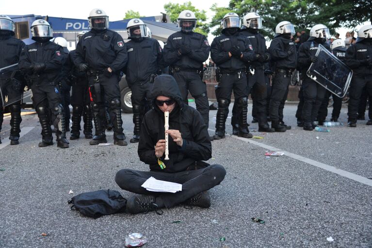 Участник акции протеста в преддверии саммита G20 в Гамбурге