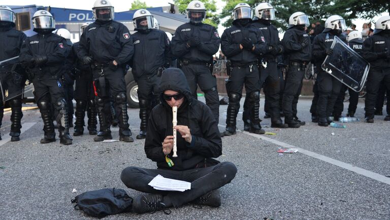 Участник акции протеста в преддверии саммита G20 в Гамбурге