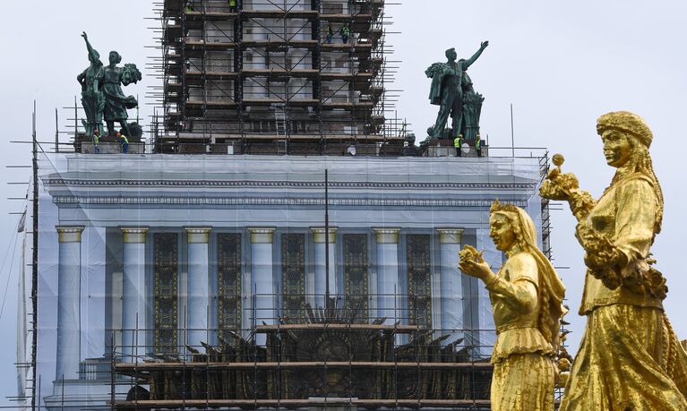 Фрагмент фонтана Дружба народов возле павильона №1 Центральный во время проведения работ по реконструкции ВДНХ