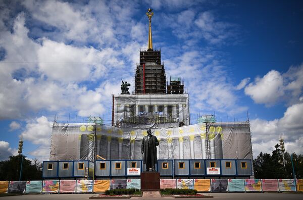 Памятник В. И. Ленину возле павильона №1 Центральный во время проведения работ по реконструкции ВДНХ
