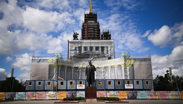 Памятник В. И. Ленину возле павильона №1 Центральный во время проведения работ по реконструкции ВДНХ