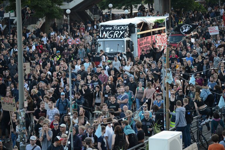 Участники акции протеста в преддверии саммита G20 в Гамбурге