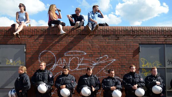 Полицейские и местные жители во время акции протеста в преддверии саммита G20 в Гамбурге