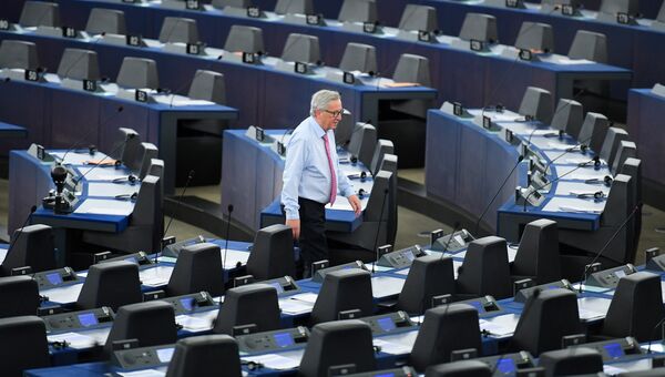 Председатель Еврокомиссии Жан-Клод Юнкер в зале заседаний Европейского парламента в Страсбурге, Франция. Архивное фото