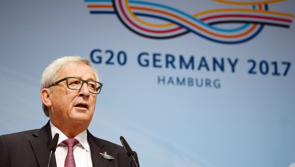 Председатель Европейской комиссии Жан-Клод Юнкер выступают на саммите глав делегаций государств-участников Группы двадцати G20 в Гамбурге. 7 июля 2017