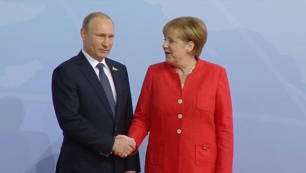 Путин и Меркель обменялись рукопожатием на встрече участников G20