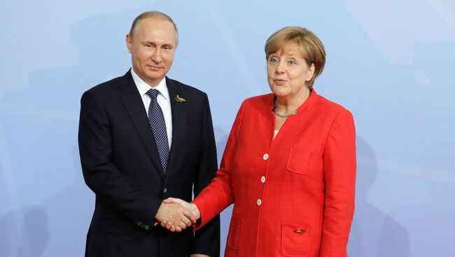 Президент РФ Владимир Путин и канцлер Германии Ангела Меркель. Архивное фото