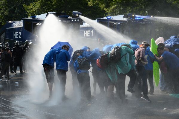 Полиция водометом разгоняет участников акции протеста против саммита G20 в Гамбурге