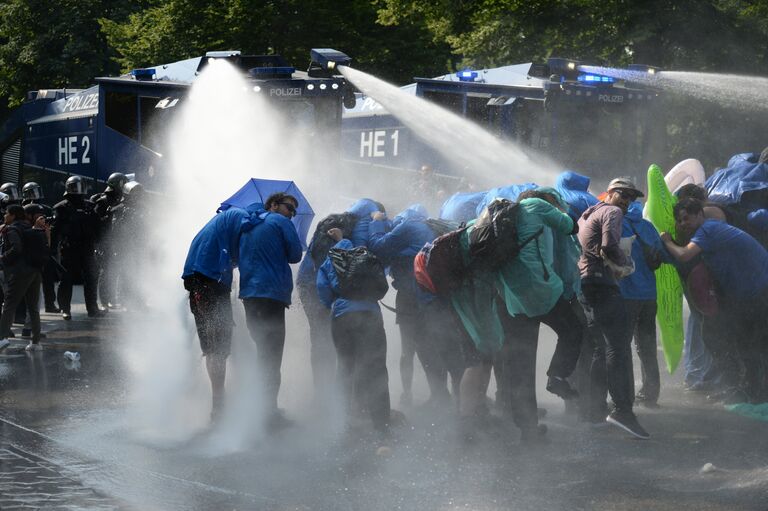 Полиция водометом разгоняет участников акции протеста против саммита G20 в Гамбурге