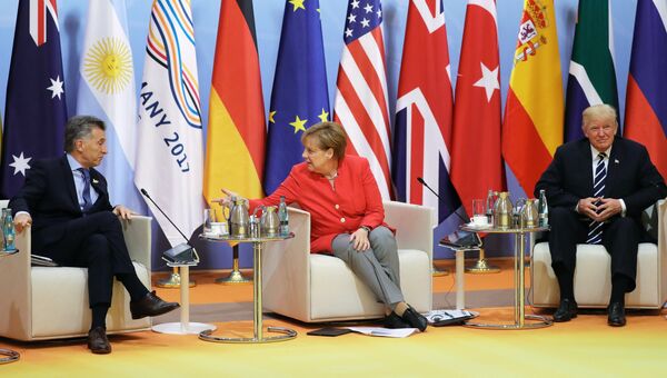 Президент Аргентины Маурисио Макри, канцлер Германии Ангела Меркель и президент США Дональд Трамп во время беседы глав делегаций государств-участников Группы двадцати G20 в Гамбурге. 7 июля 2017
