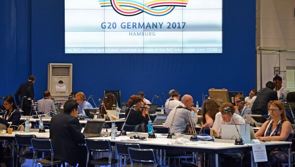 Журналисты в международном пресс-центре перед открытием саммита G20
