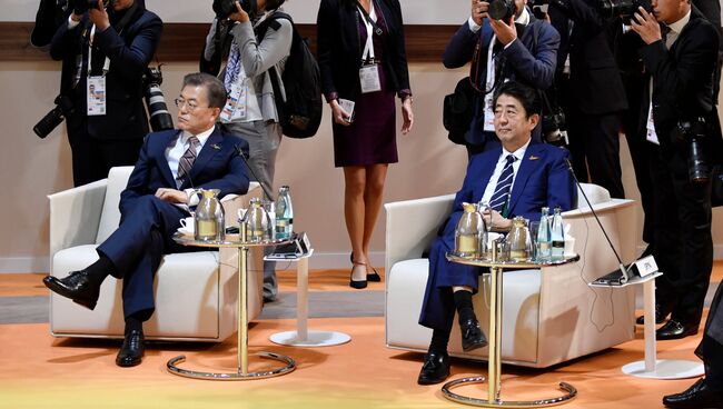 Президент Южной Кореи Мун Чжэ Ин и премьер-министр Японии Синдзо Абэ во время встречи на саммите G20 в Гамбурге. 7 июля 2017