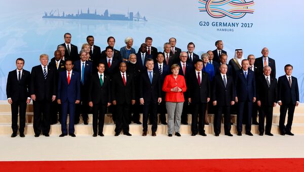 Лидеры саммита G20 позируют для совместной фотографии с главами делегаций приглашенных государств и международных организаций в Гамбурге. 7 июля 2017