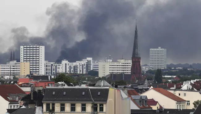 Дым над Гамбургом во время проведения саммита G20. 7 июля 2017