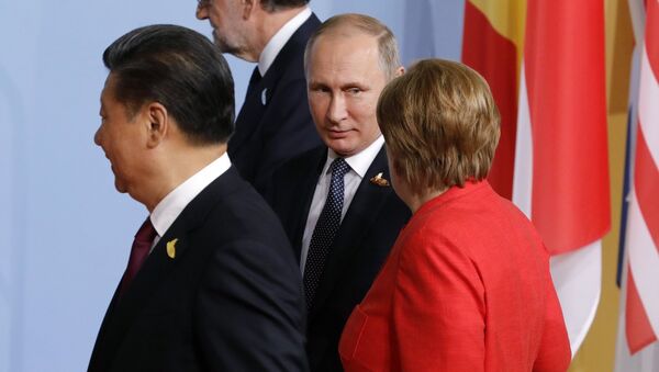 Владимир Путин и Ангела Меркель на церемонии совместного фотографирования глав делегаций государств-участников Группы двадцати G20. 7 июля 2017
