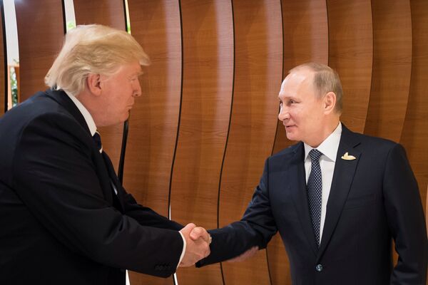 Президент России Владимир Путин и президент США Дональд Трамп на саммите G20 в Гамбурге. 7 июля 2017