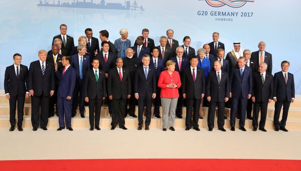 Лидеры саммита G20 позируют для совместной фотографии с главами делегаций приглашенных государств и международных организаций в Гамбурге. 7 июля 2017