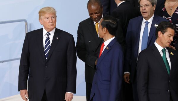 Президент США Дональд Трамп на церемонии совместного фотографирования глав делегаций государств-участников Группы двадцати G20. 7 июля 2017
