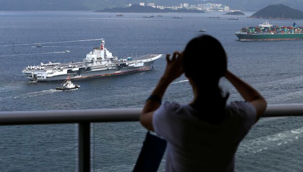 Авианосец Китая Ляонин в порту Гонконга. 7 июля 2017