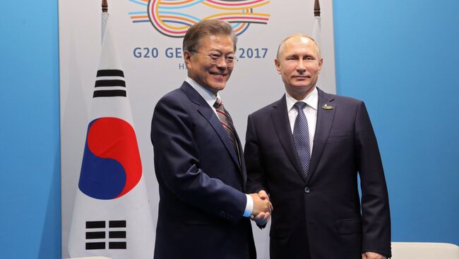 Владимир Путин и президент Республики Корея Мун Чжэ Ин (слева) во время встречи на полях саммита лидеров Группы двадцати G20 в Гамбурге. 7 июня 2017