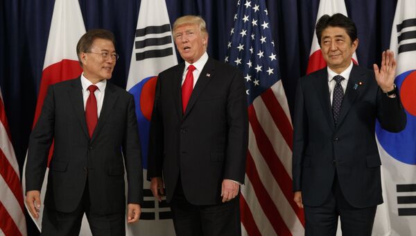 Дональд Трамп во время встречи с премьер-министром Японии Синдзо Абэ и президентом Южной Кореи Мун Чже Ином в Гамбурге. 6 июля 2017