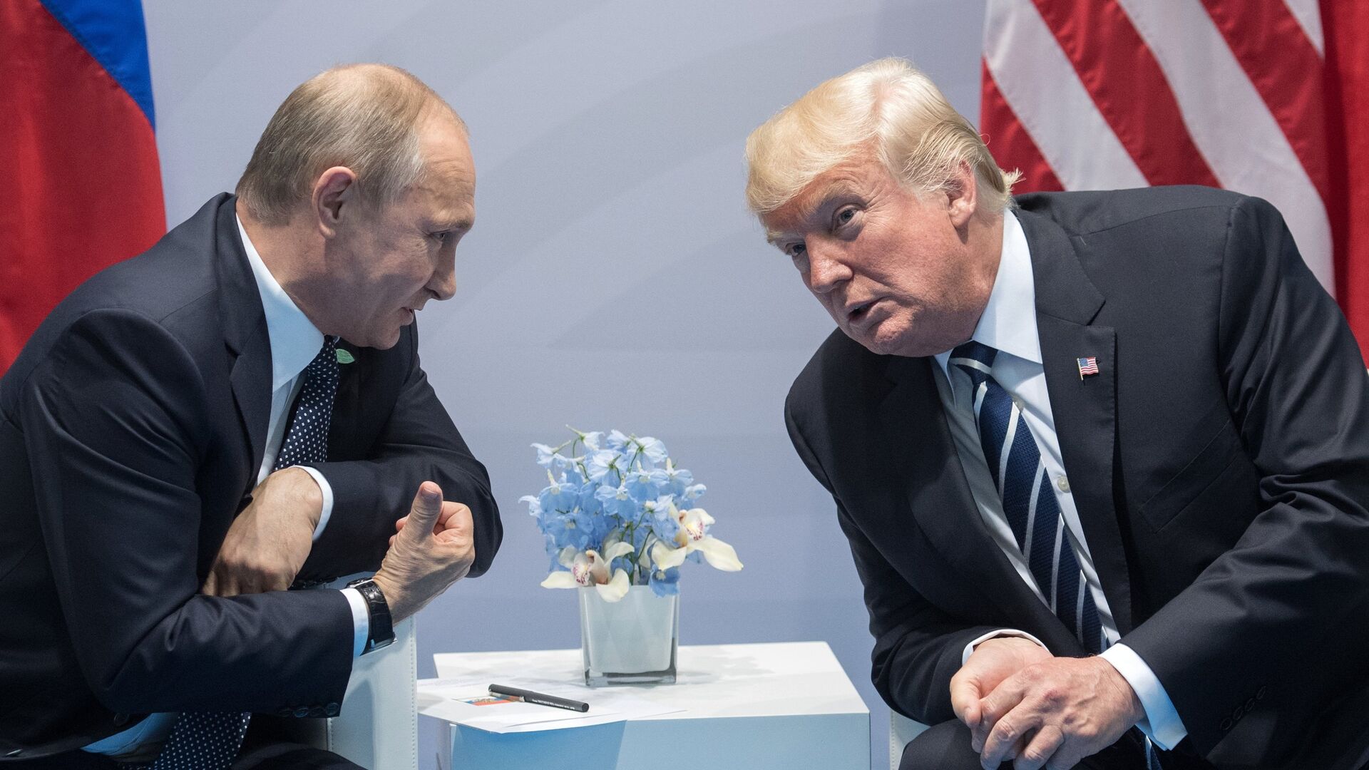 Президент РФ Владимир Путин и президент США Дональд Трамп во время беседы на полях саммита лидеров Группы двадцати G20 в Гамбурге. 7 июля 2017 - РИА Новости, 1920, 17.01.2021