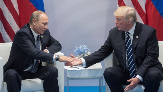 7 июля 2017. Президент РФ Владимир Путин и президент США Дональд Трамп (справа). Архивное фото