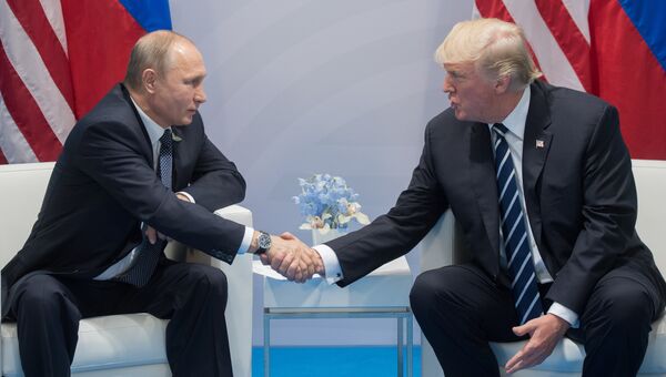 Президент РФ Владимир Путин и президент США Дональд Трамп во время беседы на полях саммита лидеров Группы двадцати G20 в Гамбурге