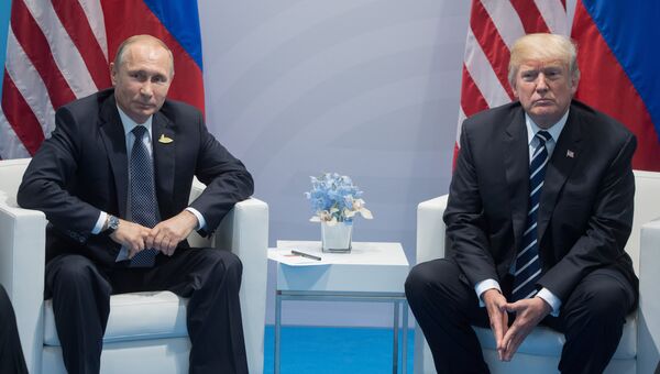 Президент России Владимир Путин и президент США Дональд Трамп во время беседы на полях саммита лидеров Группы двадцати G20 в Гамбурге. 7 июля 2017