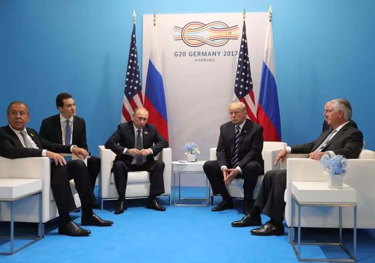 Президент РФ Владимир Путин и президент США Дональд Трамп во время беседы на полях саммита лидеров Группы двадцати G20 в Гамбурге Президент РФ Владимир Путин и президент США Дональд Трамп во время беседы на полях саммита лидеров Группы двадцати G20 в Гамбурге