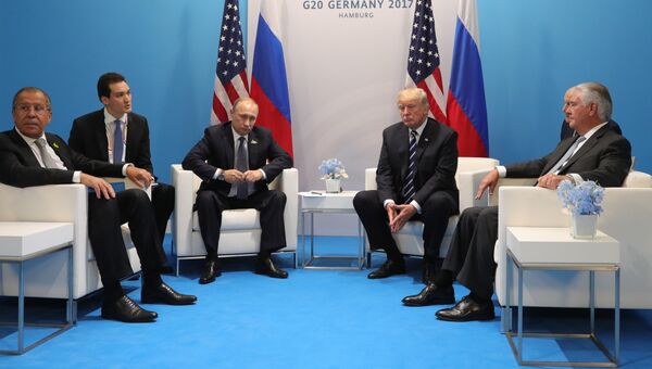 Президент РФ Владимир Путин и президент США Дональд Трамп во время беседы на полях саммита лидеров Группы двадцати G20 в Гамбурге