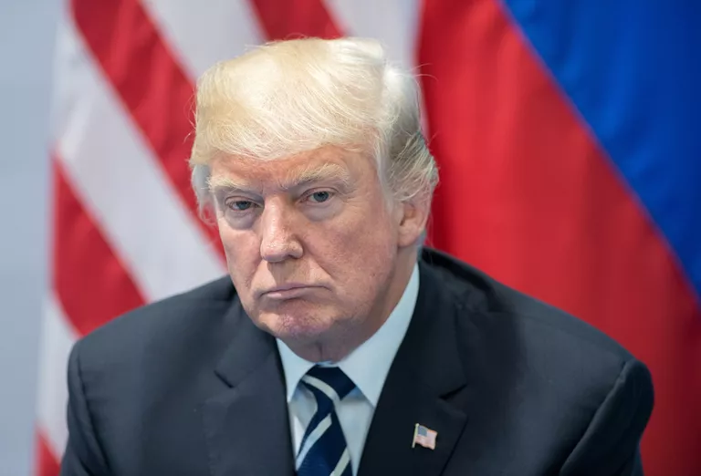 Президент США Дональд Трамп во время беседы с президентом РФ Владимиром Путиным на полях саммита лидеров Группы двадцати G20 в Гамбурге. 7 июля 2017 Президент США Дональд Трамп во время беседы с президентом РФ Владимиром Путиным на полях саммита лидеров Группы двадцати G20 в Гамбурге. 7 июля 2017