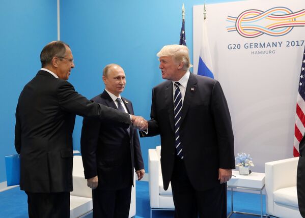Президент РФ Владимир Путин,  министр иностранных дел РФ Сергей Ларов и президент США Дональд Трамп во время беседы на полях саммита лидеров Группы двадцати G20 в Гамбурге. 7 июля 2017
