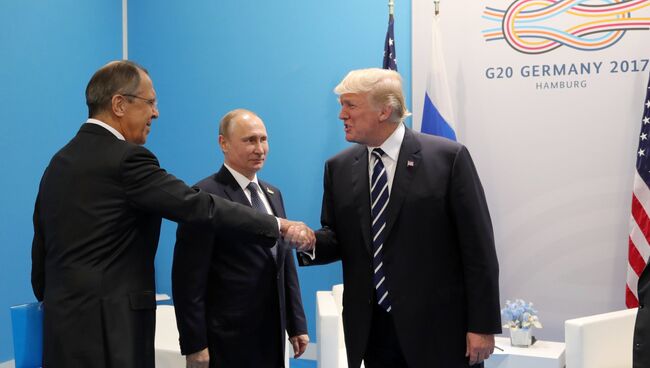 Президент РФ Владимир Путин,  министр иностранных дел РФ Сергей Ларов и президент США Дональд Трамп во время беседы на полях саммита лидеров Группы двадцати G20 в Гамбурге. 7 июля 2017