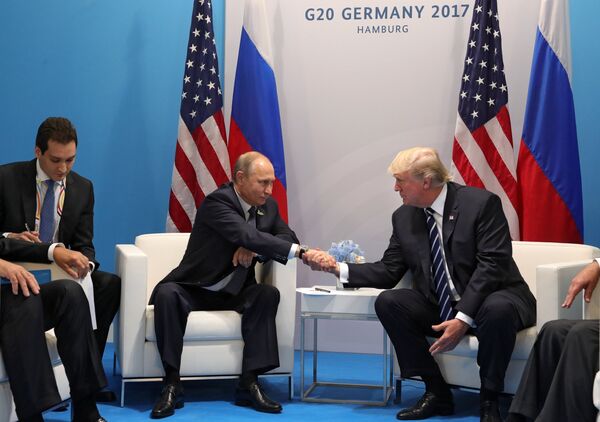 Президент РФ Владимир Путин и президент США Дональд Трамп во время встречи на полях саммита лидеров Группы двадцати G20 в Гамбурге. 7 июля 2017 Президент РФ Владимир Путин и президент США Дональд Трамп во время встречи на полях саммита лидеров Группы двадцати G20 в Гамбурге. 7 июля 2017