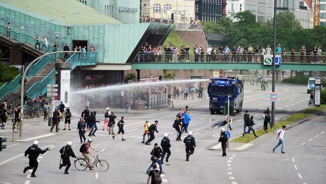 Разгон участников акции протеста во время проведения саммита G20 в Гамбурге. 7 июля 2017