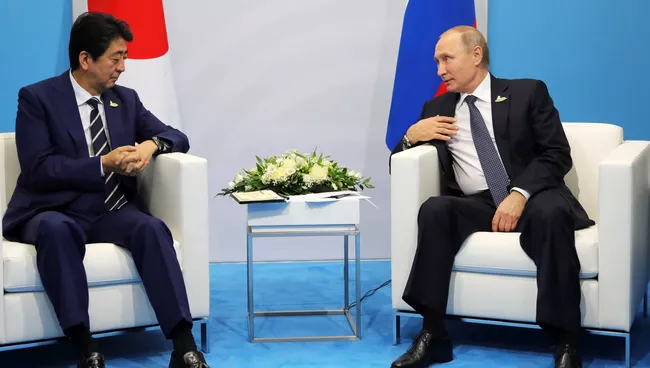 Президент РФ Владимир Путин и премьер-министр Японии Синдзо Абэ. Архивное фото