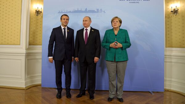 Владимир Путин, канцлер Германии Ангела Меркель и президент Франции Эммануэль Макрон перед началом совместного завтрака на полях саммита лидеров Группы двадцати G20 в Гамбурге. 8 июля 2017