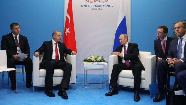Президент РФ Владимир Путин и президент Турции Реджеп Тайип Эрдоган во время беседы на полях саммита лидеров Группы двадцати G20 в Гамбурге. 8 июля 2017