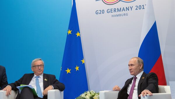 Владимир Путин и председатель Европейской комиссии Жан-Клод Юнкер во время беседы на полях саммита лидеров Группы двадцати G20 в Гамбурге. 8 июля 2017