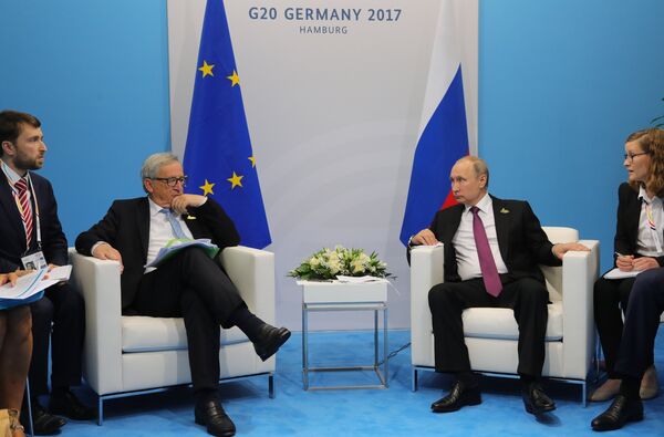 Президент РФ Владимир Путин и председатель Европейской комиссии Жан-Клод Юнкер во время беседы на полях саммита лидеров Группы двадцати G20 в Гамбурге. 8 июля 2017