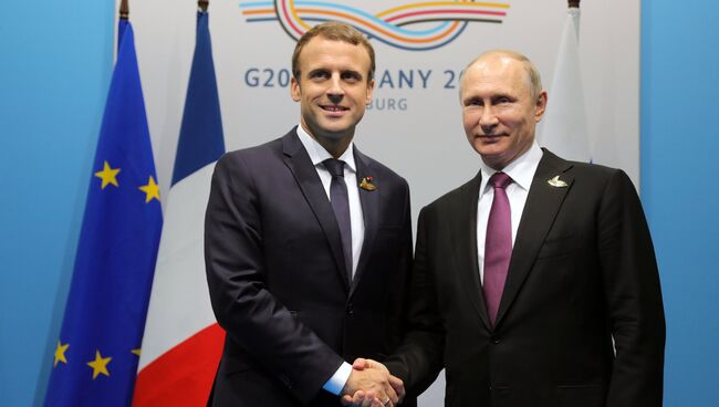 Президент России Владимир Путин и президент Франции Эммануэль Макрон. Архивное фото