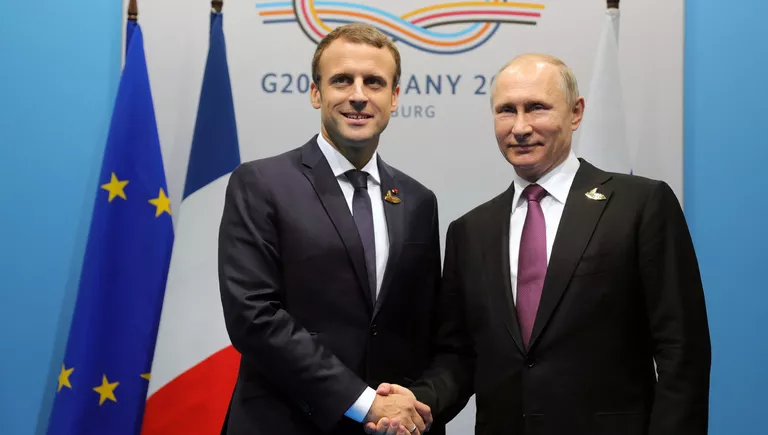 Президент РФ Владимир Путин и президент Франции Эммануэль Макрон во время беседы на полях саммита лидеров Группы двадцати G20 в Гамбурге. 8 июля 2017